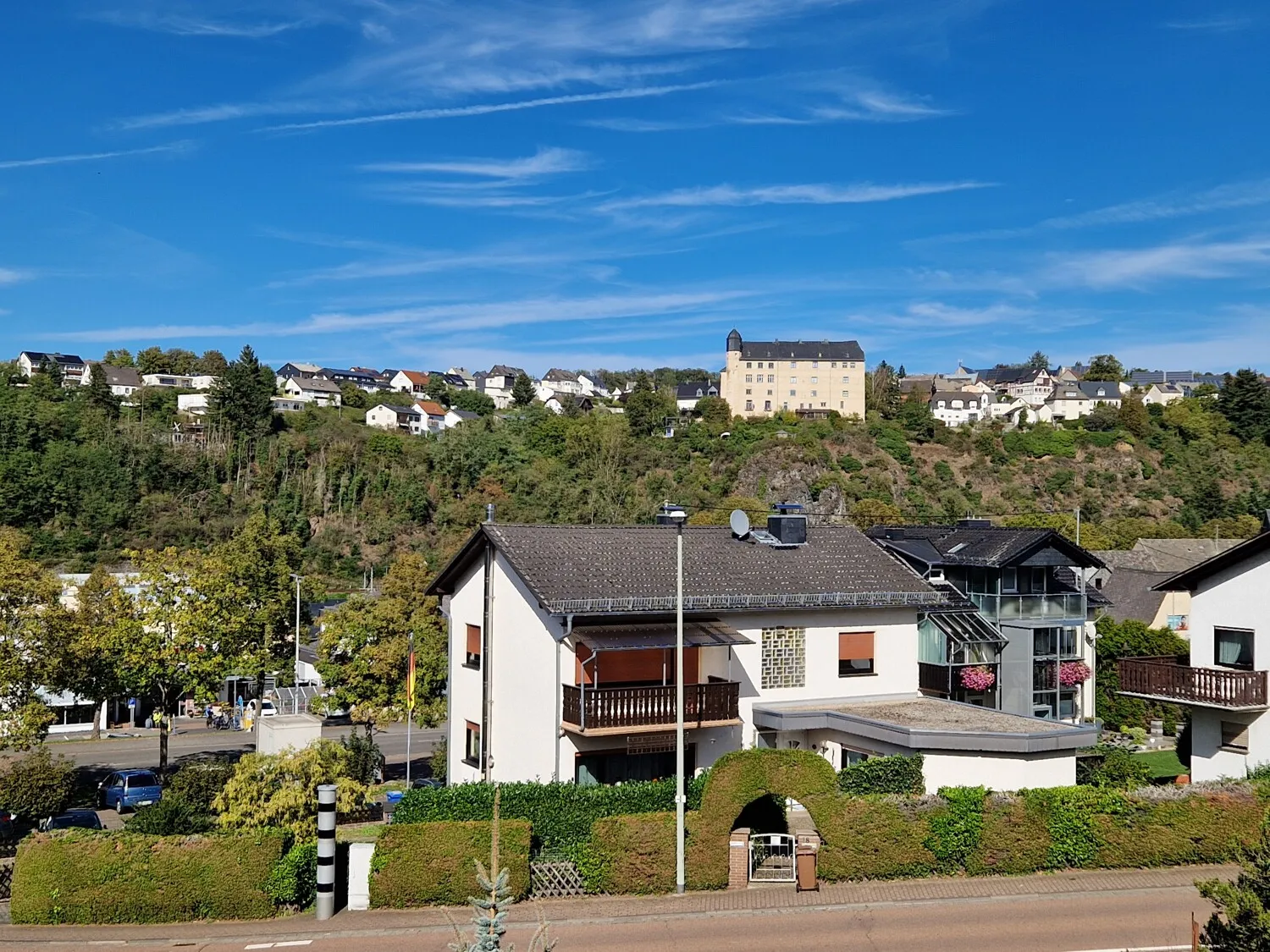 Nähe Limburg- Runkel Zentrum. Solides MFH mit 4 Wohnungen.
