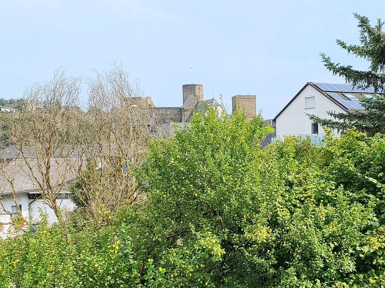 Nähe Limburg- Runkel Zentrum. Solides MFH mit 4 Wohnungen.