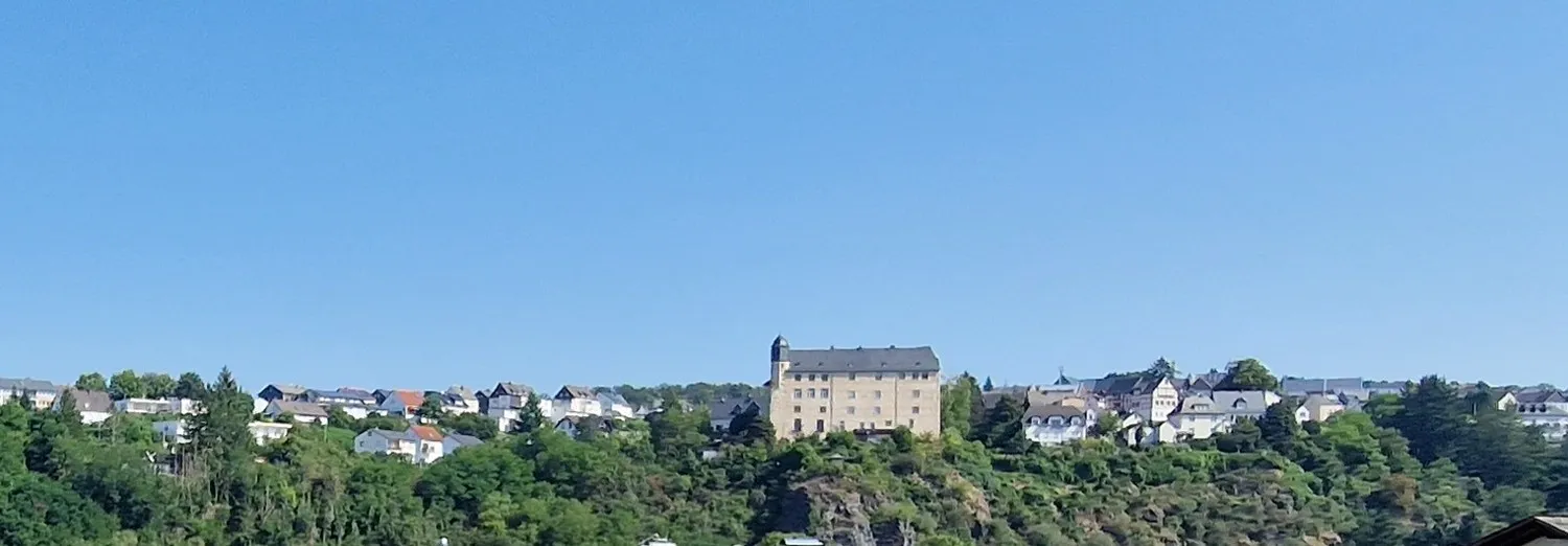 Nähe Limburg- Runkel Zentrum. Solides MFH mit 4 Wohnungen.