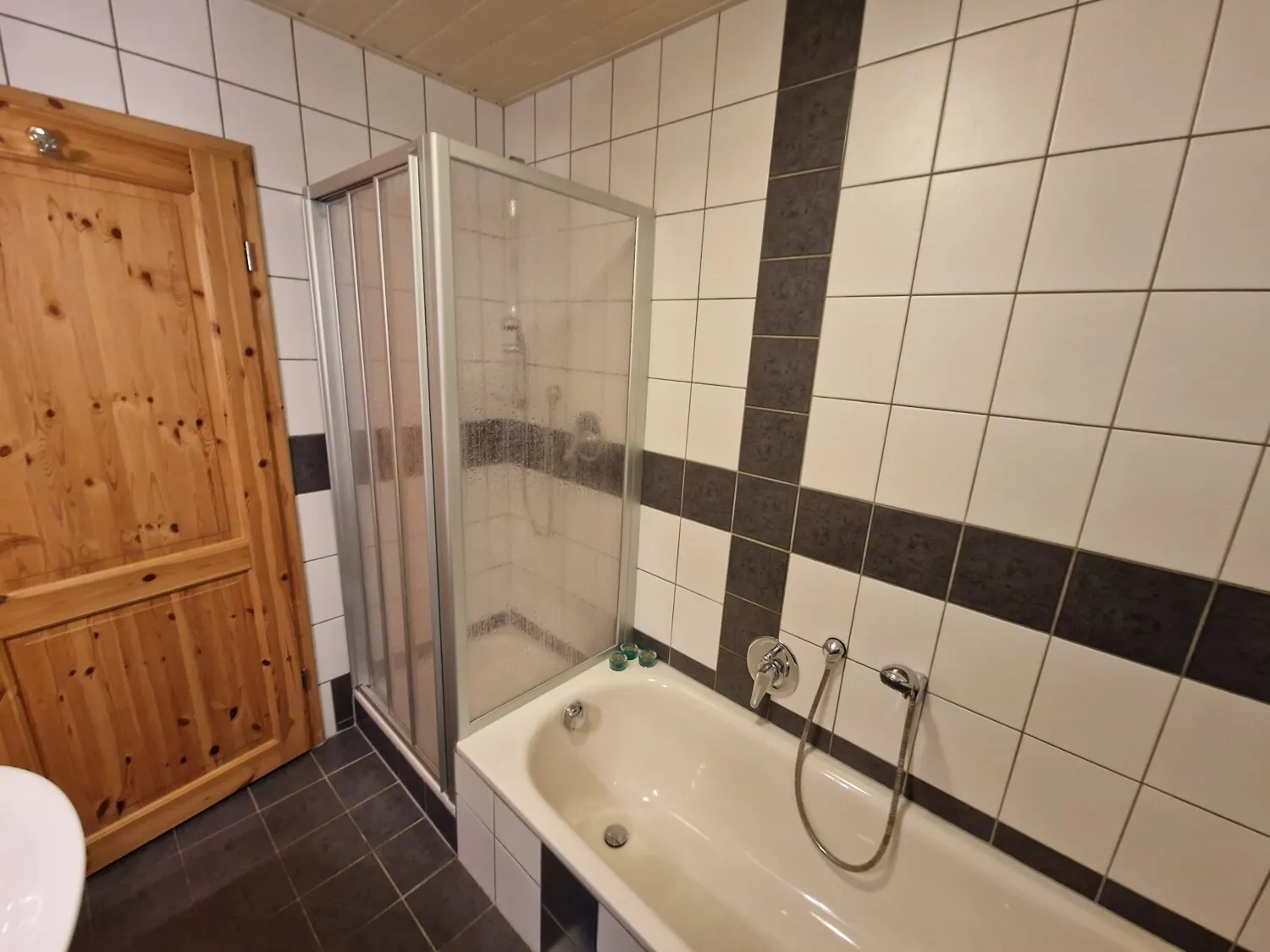 Niederselters. Großzügige Wohnung mit individueller Ausstattung und Traumgarten.