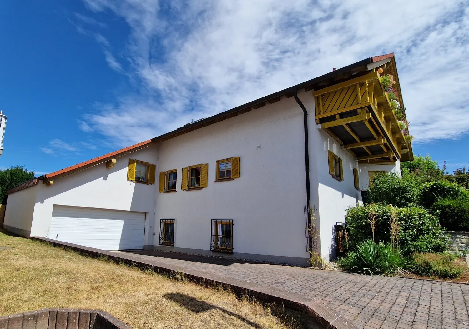 Niederselters. Großzügige Wohnung mit individueller Ausstattung und Traumgarten.