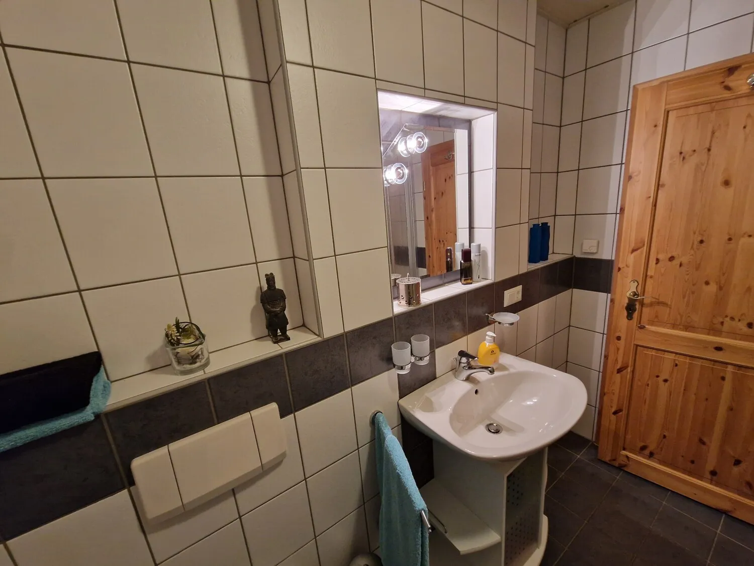 Niederselters. Großzügige Wohnung mit individueller Ausstattung und Traumgarten.