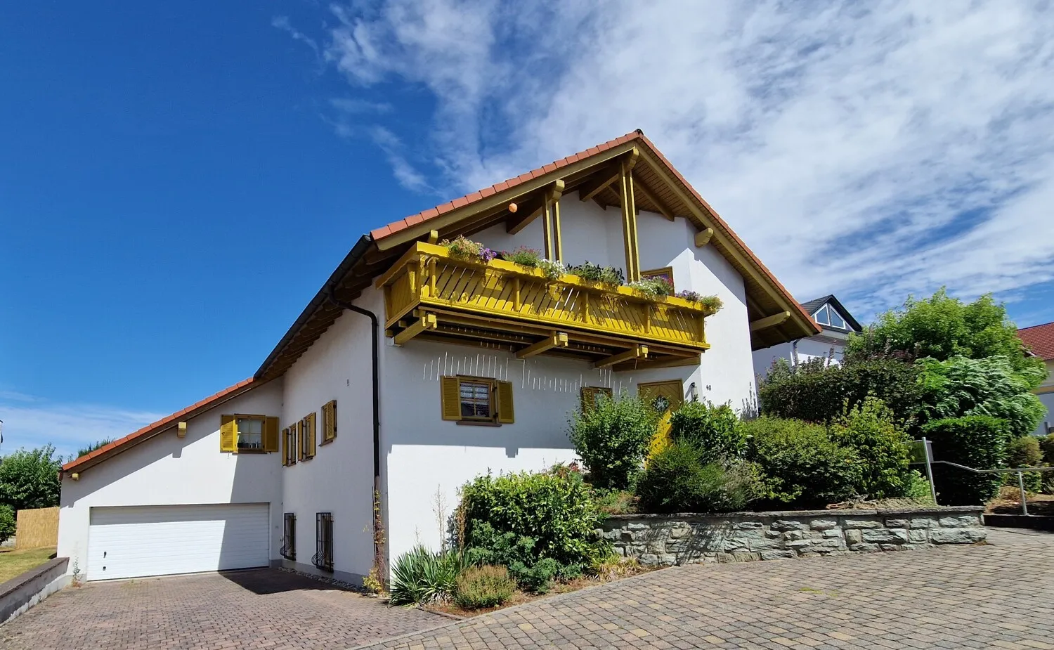 Niederselters. Großzügige Wohnung mit individueller Ausstattung und Traumgarten.