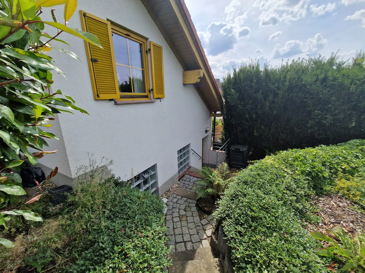 Niederselters. Großzügige Wohnung mit individueller Ausstattung und Traumgarten.