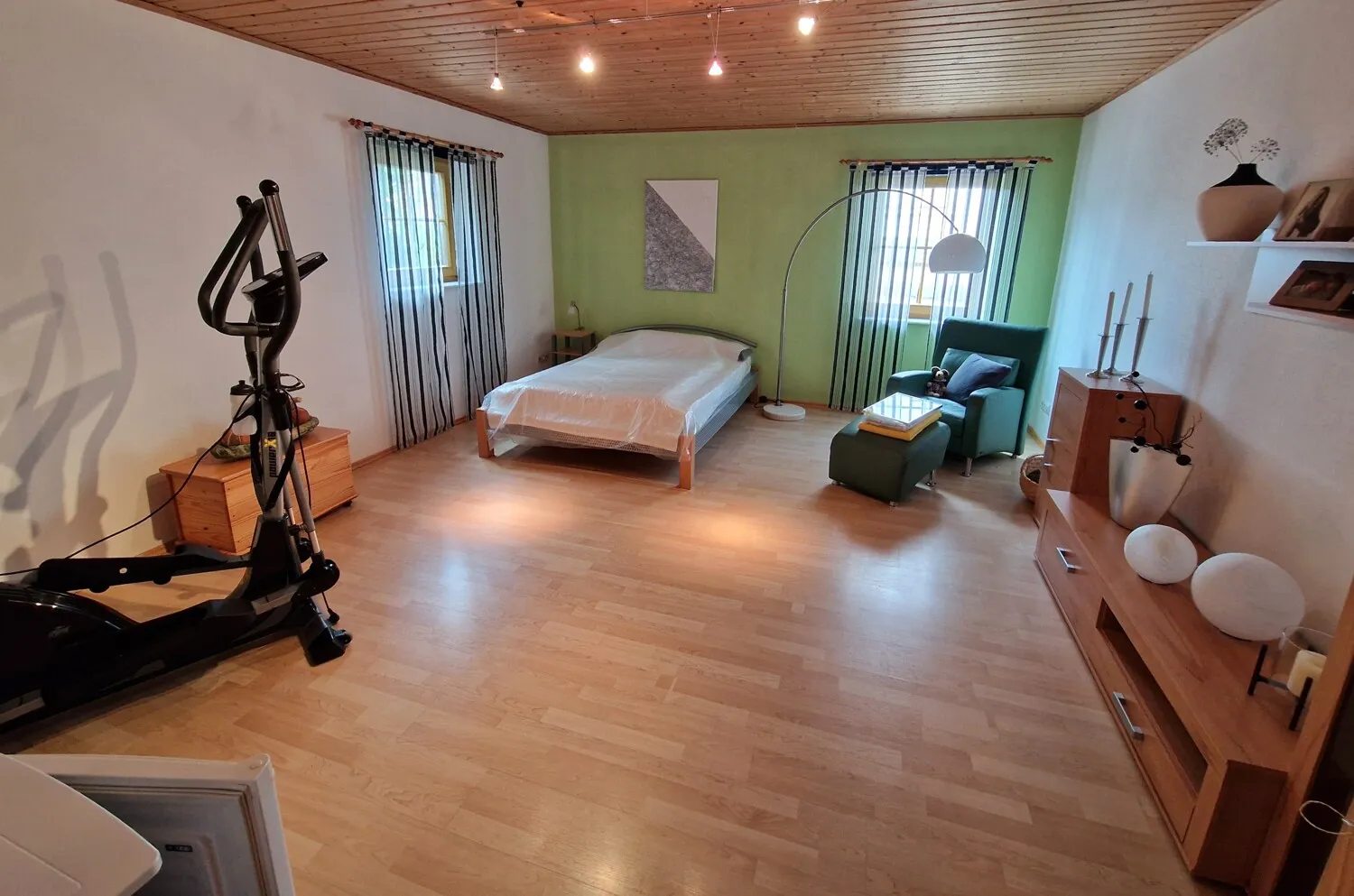 Niederselters. Großzügige Wohnung mit individueller Ausstattung und Traumgarten.