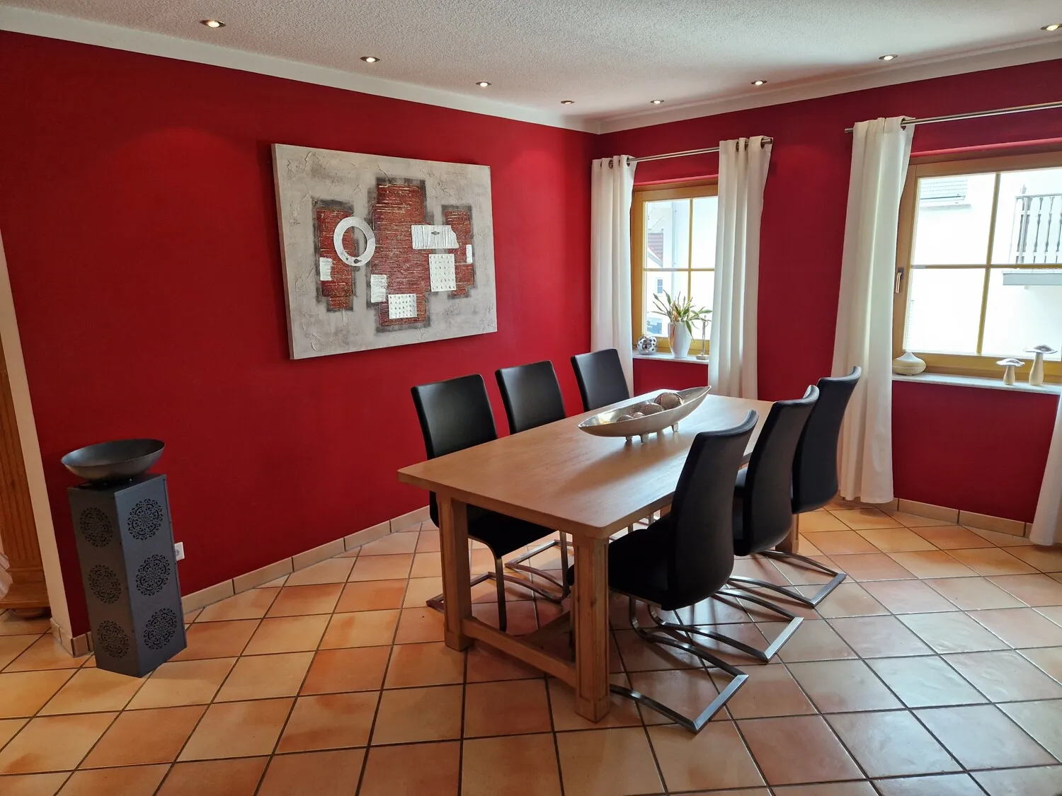 Niederselters. Großzügige Wohnung mit individueller Ausstattung und Traumgarten.