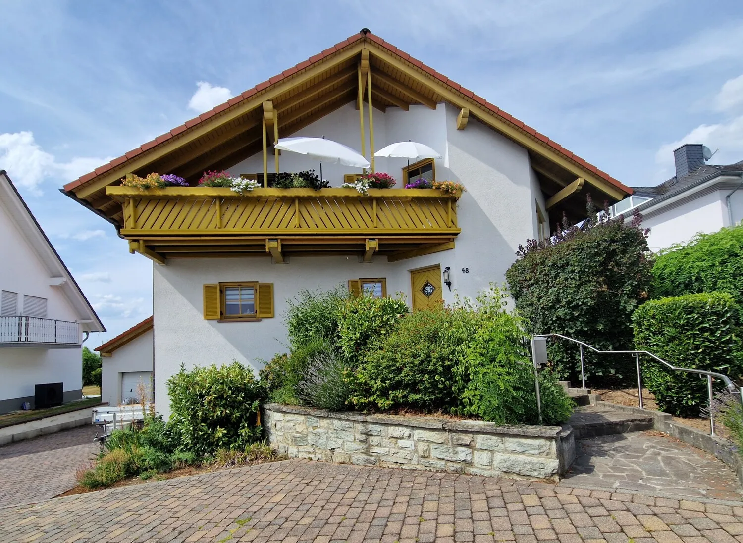 Niederselters. Großzügige Wohnung mit individueller Ausstattung und Traumgarten.