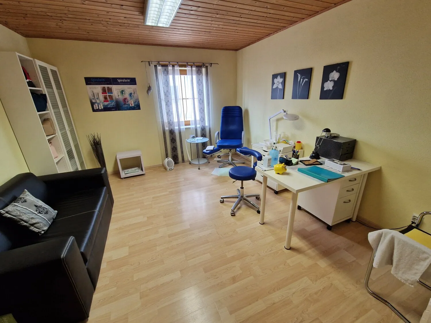 Niederselters. Großzügige Wohnung mit individueller Ausstattung und Traumgarten.