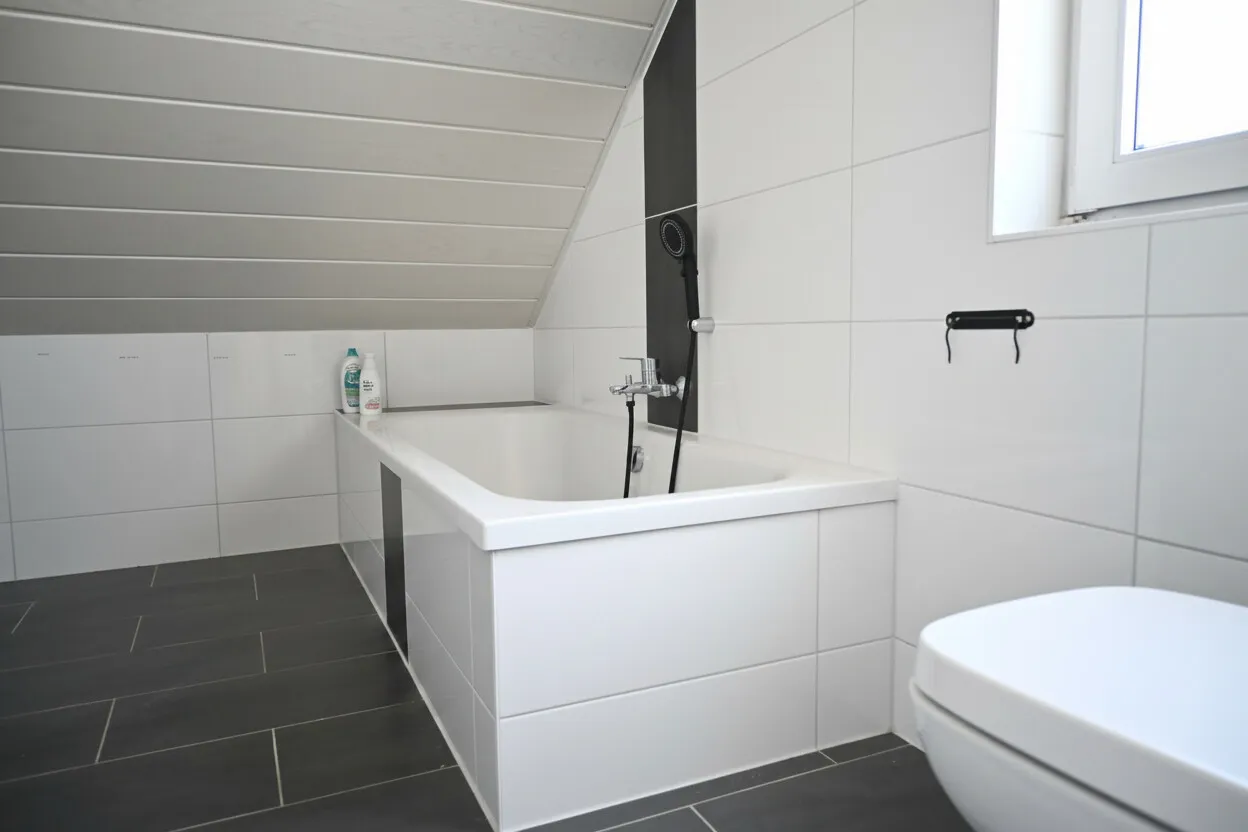 Badezimmer und Badewanne