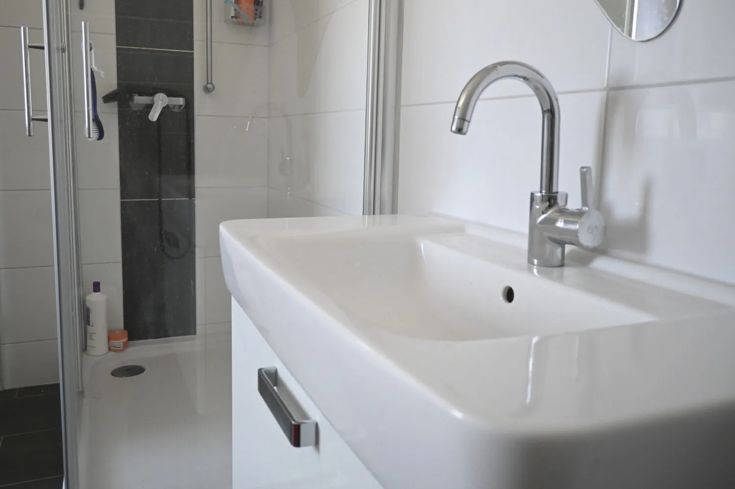 Badezimmer mit Dusche