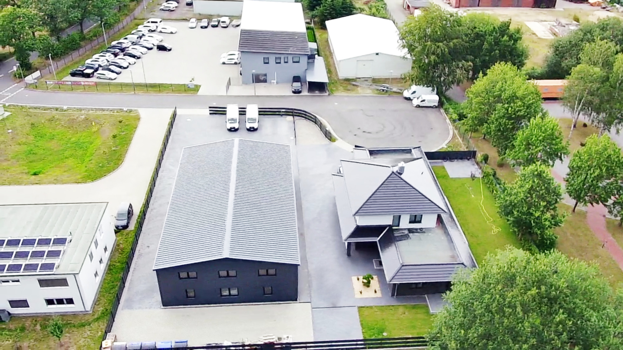 Büro-Geschäftsgebäude /Lagerhalle in TOP Lage mit hochwertigem Einfamilienhaus