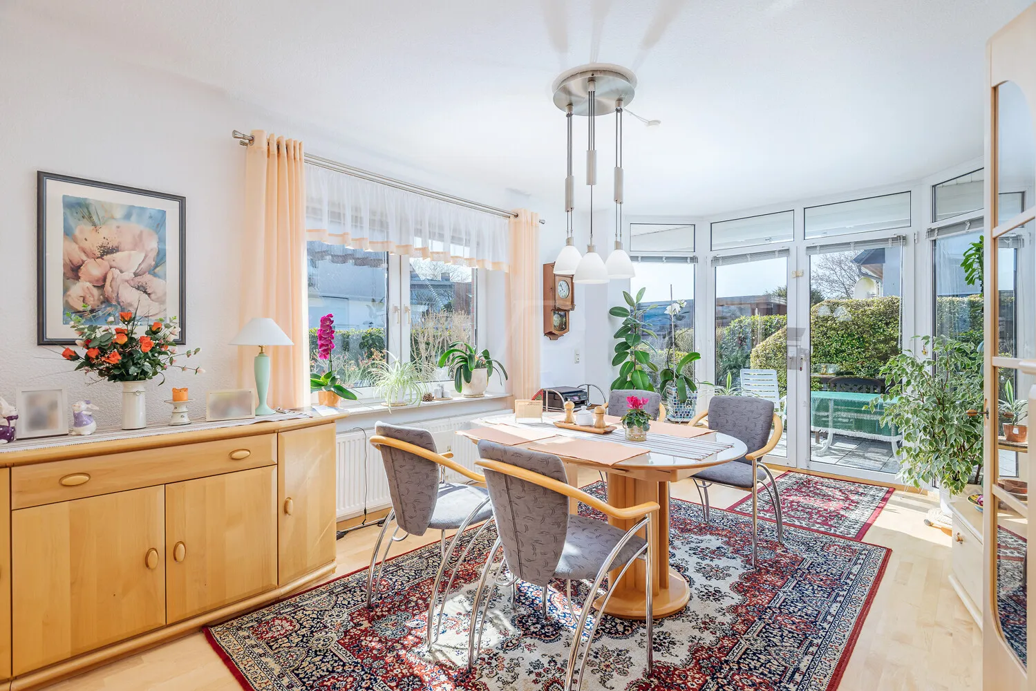 Wohnzimmer mit Zugang zur Terrasse