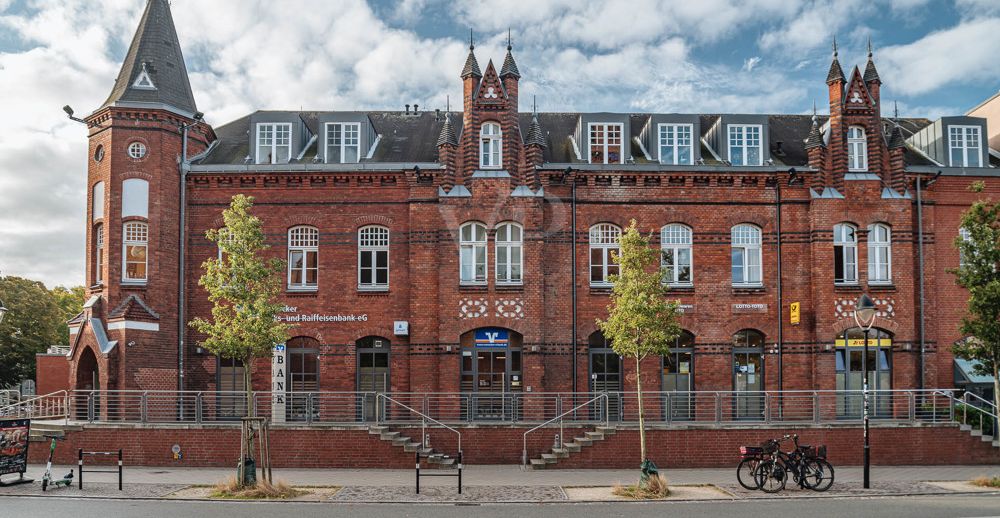 ZENTRALE LAGE IM OSTSEEBAD WARNEMÜNDE I STILVOLLE & BARRIEREFREIE LADEN-/GEWERBE-/PRAXISFLÄCHE IN WERBEWIRKSAMER TOPLAGE