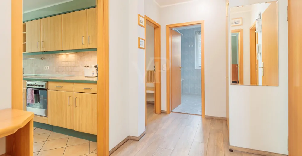 Flur mit Blick in die Küche