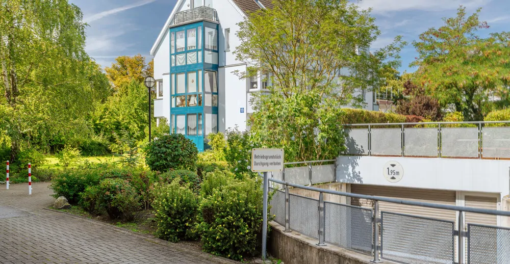 Zugang mit Tiefgarage