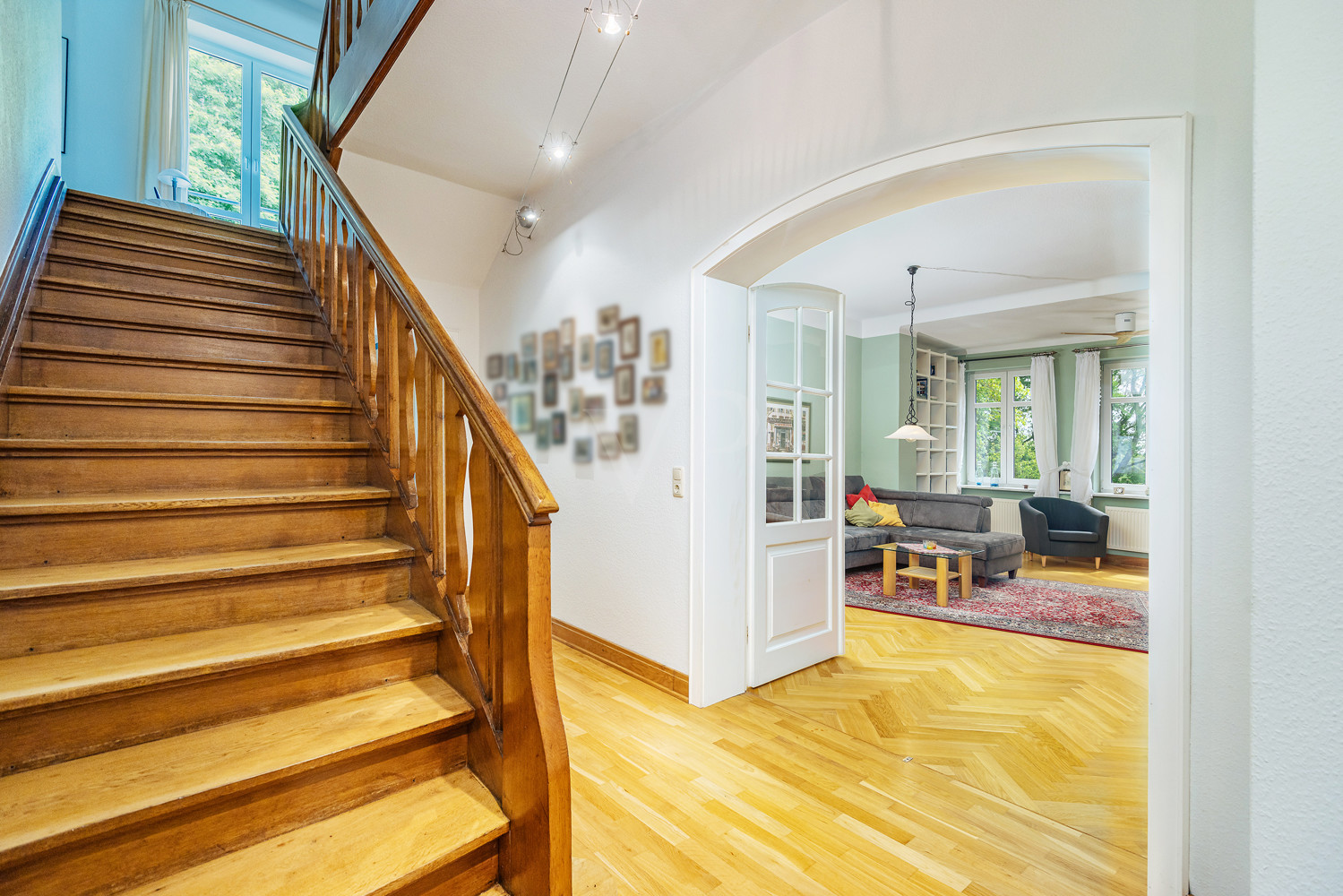 Treppe mit Blick ins Wohnzimmer