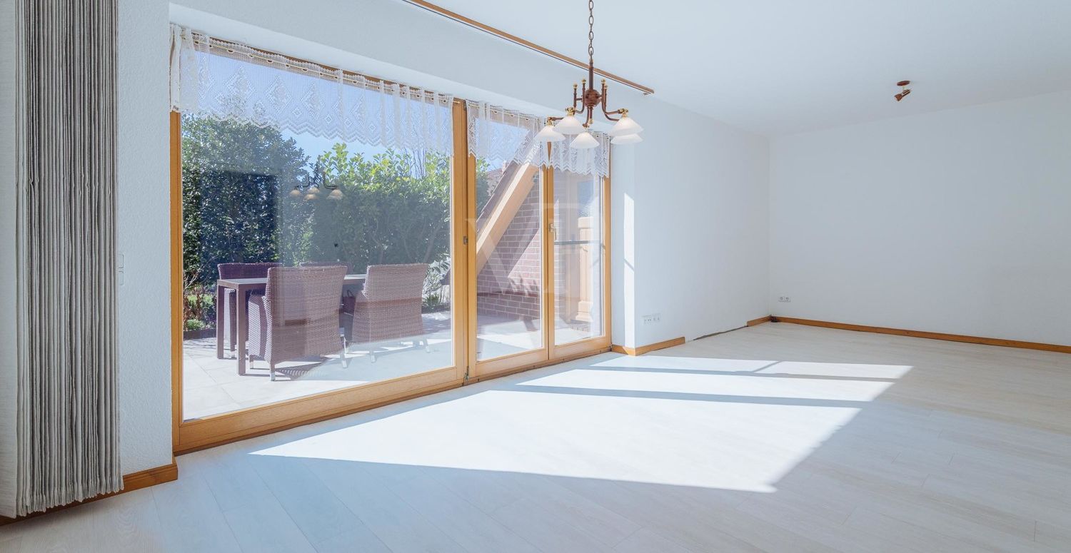 Wohnzimmer mit großer Fensterfront