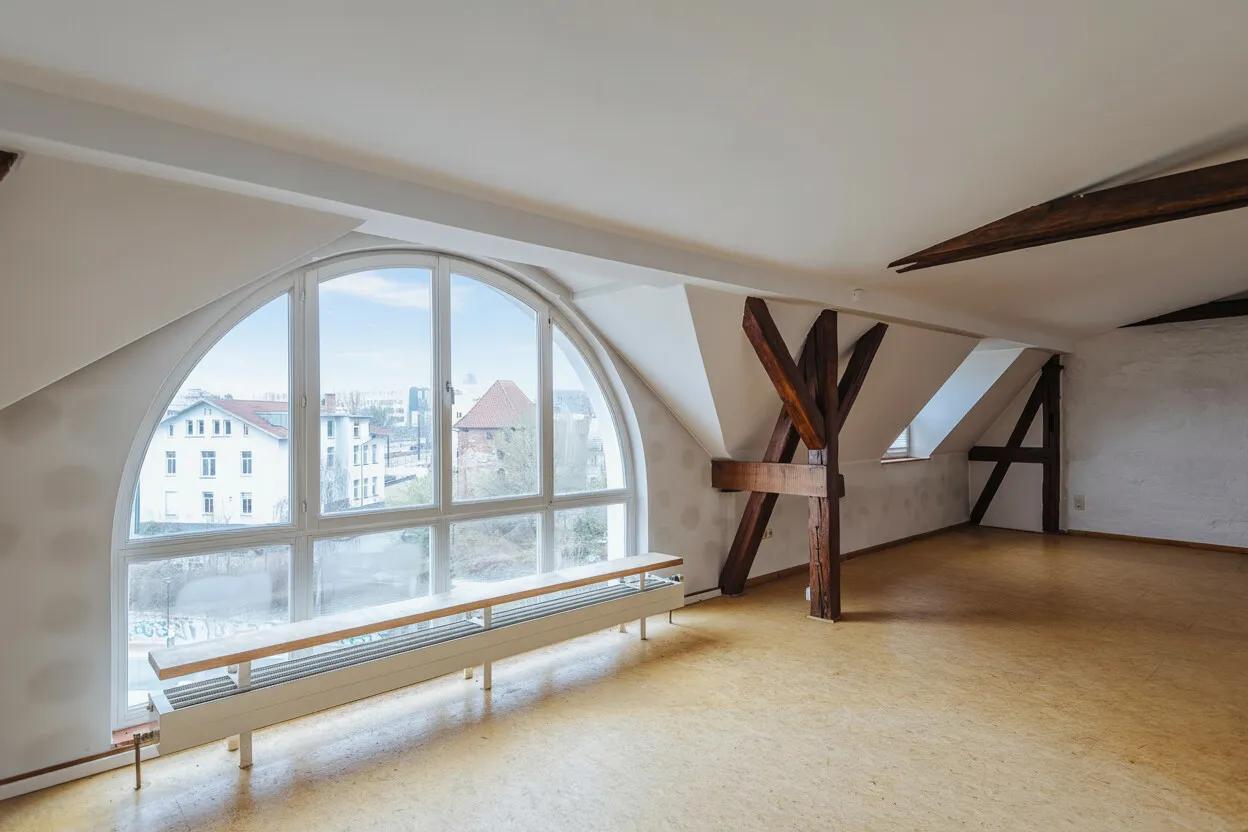 Penthouse Wohnung mit raumhohen Rundbogenfenster