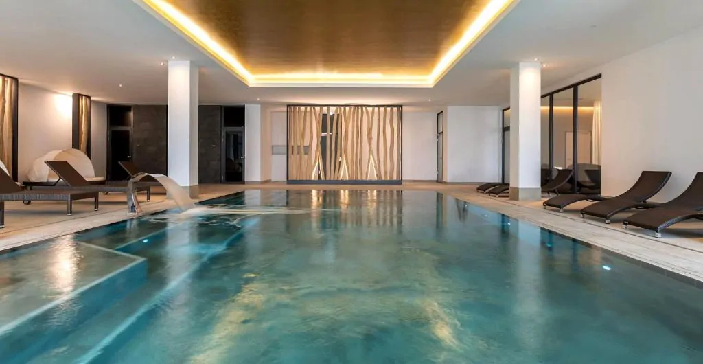 Swimmingpool im Haus