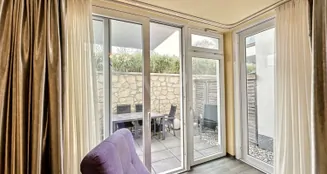 von_poll_real_estate_property_25092025_image_2