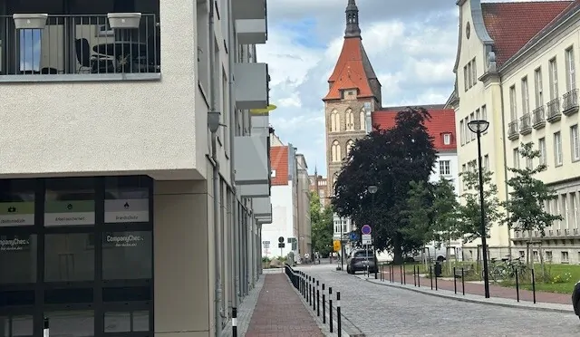 Balkon mit Blick auf die Kirche