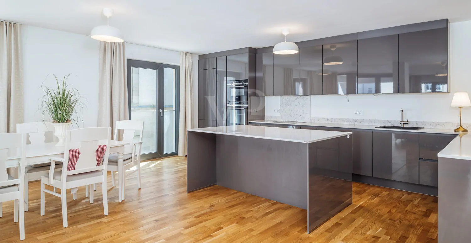 Einbauküche mit Inseltresen