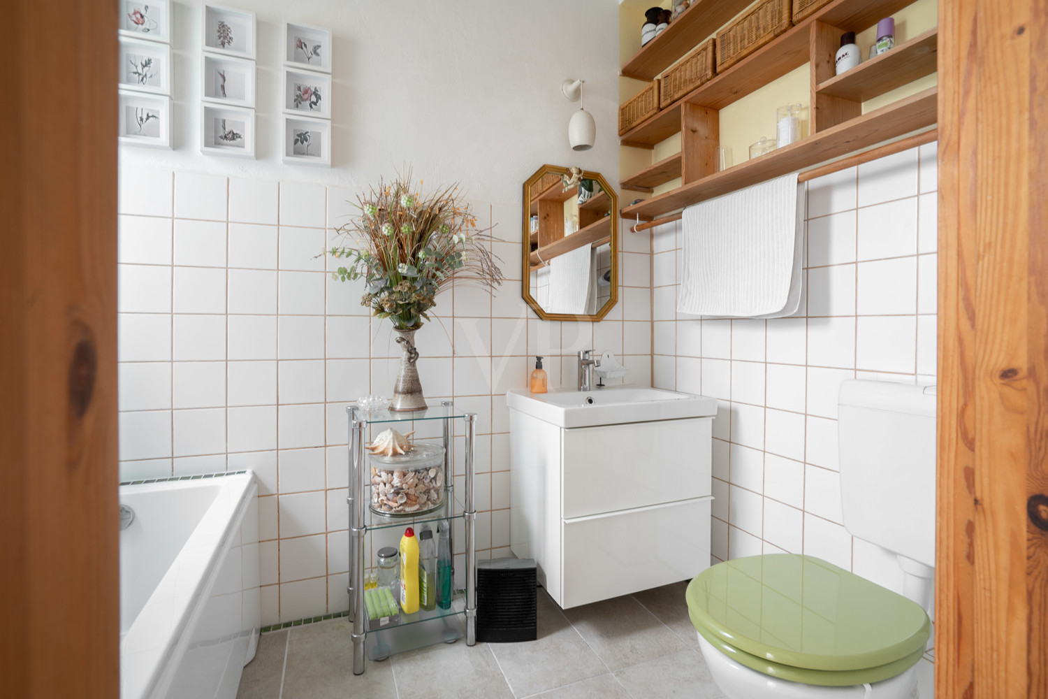 Tageslichtbad mit Wanne