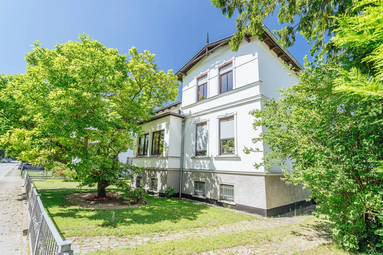 Classic city villa | A gem on a sunny, park-like property near the Warnow River & with a maritime flair