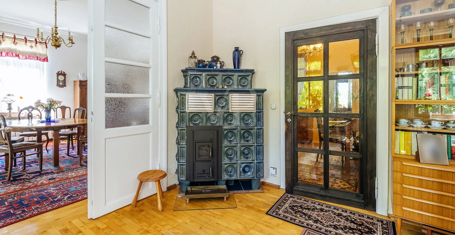 Wohnzimmer mit Blick in das Esszimmer und Flurbereich