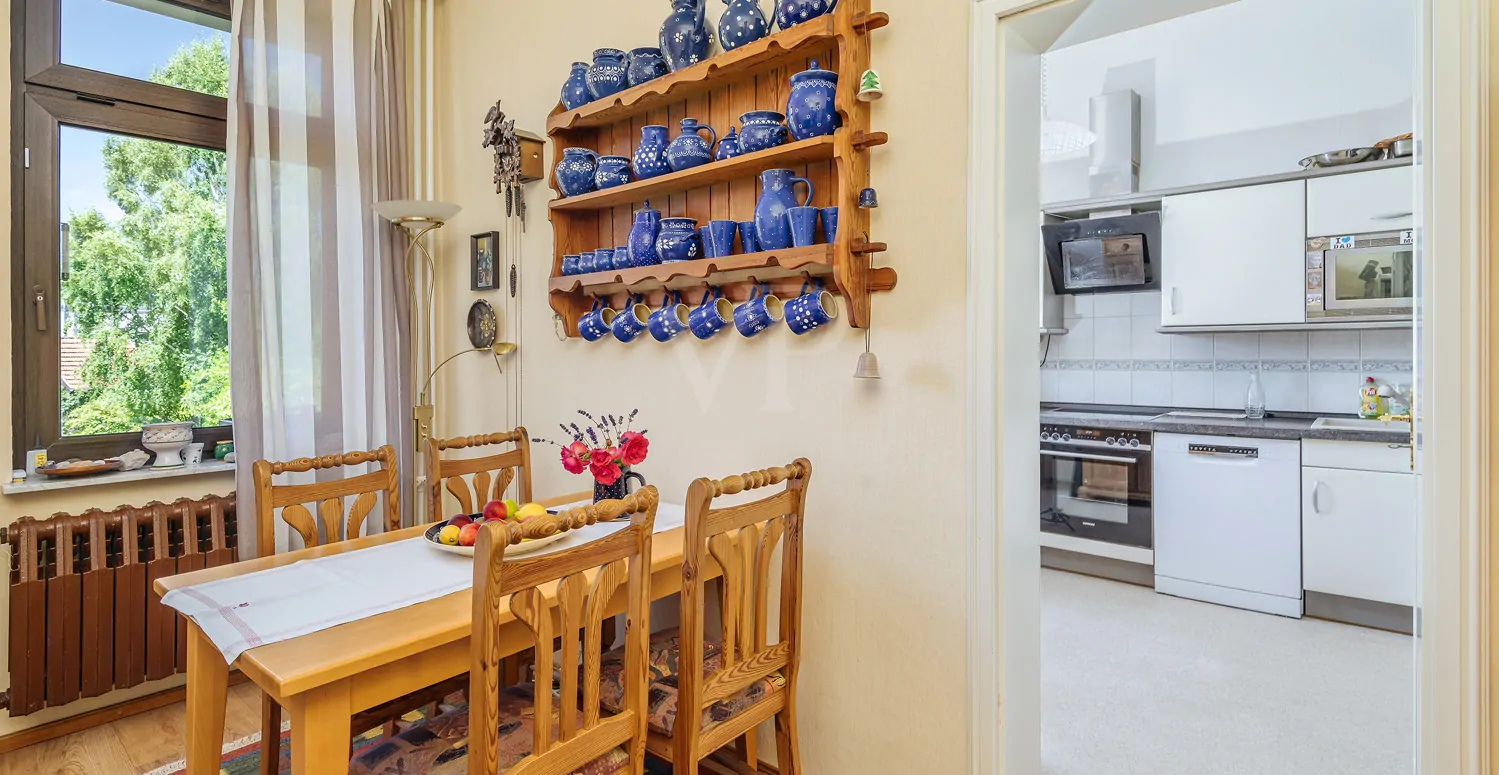 Essbereich mit Blick in die Küche