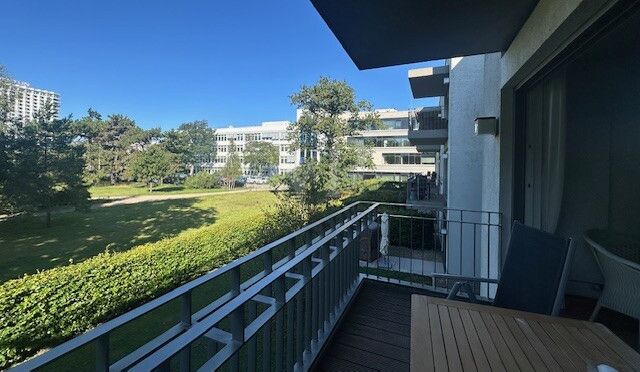 Balkon mit Blick in den Park
