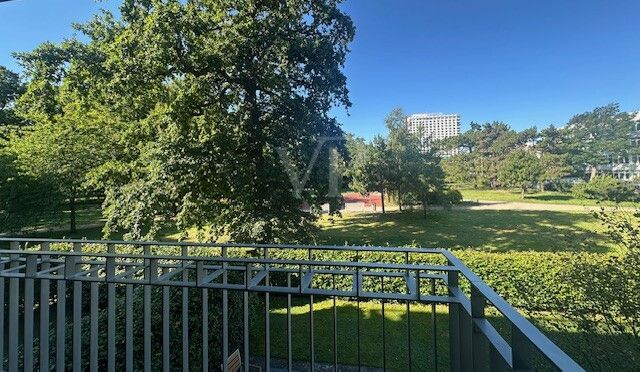 Blick in den Kurpark zum Hotel Neptun