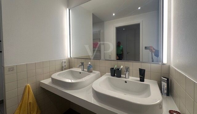 Duschbad mit Doppelwaschbecken