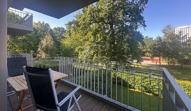 Balkon mit Blick in den Park