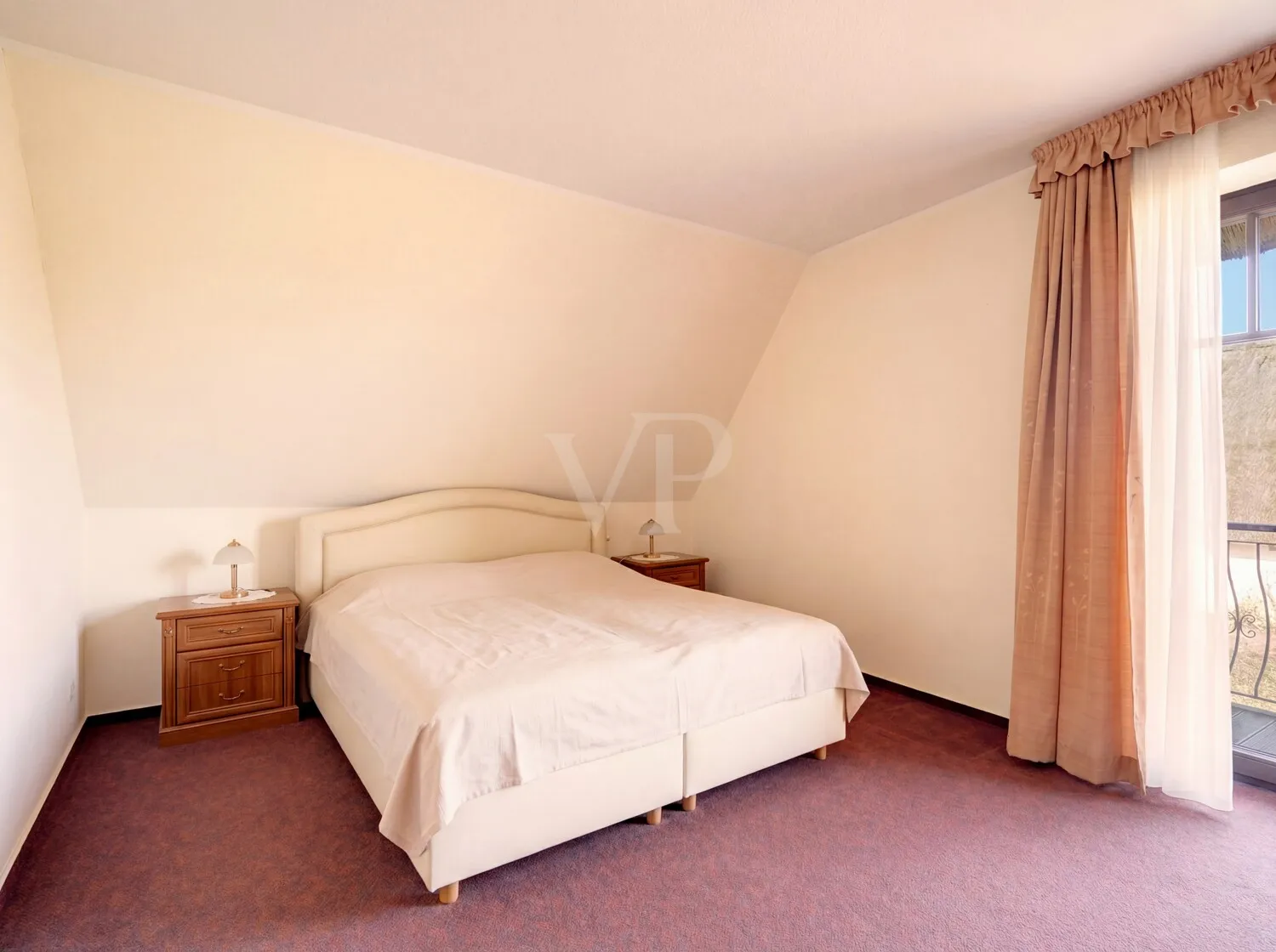 Schlafzimmer mit Balkonzugang