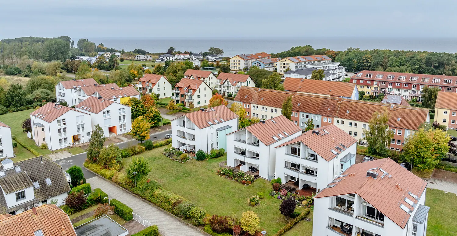 Gebäudeensemble in unmittelbarer Strandnähe