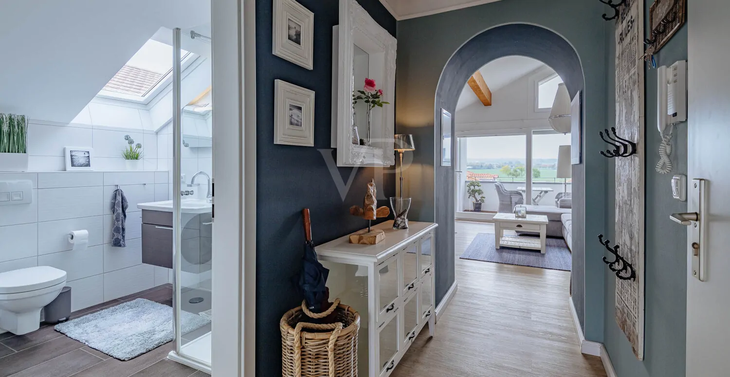 Flur mit Blick ins Bad