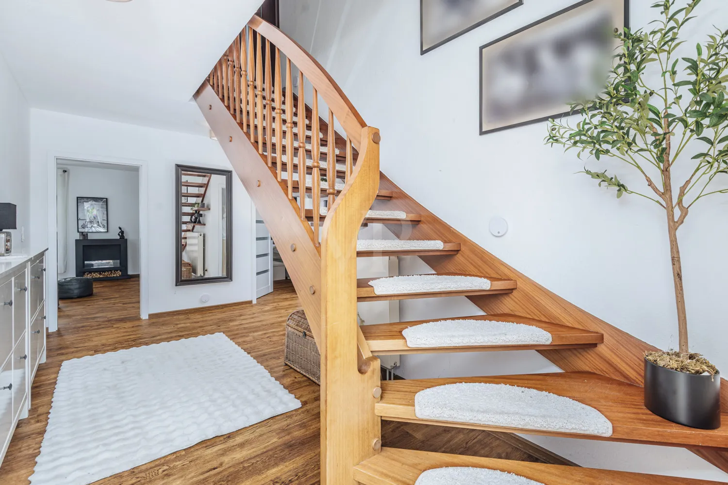 Flur mit Echtholztreppe