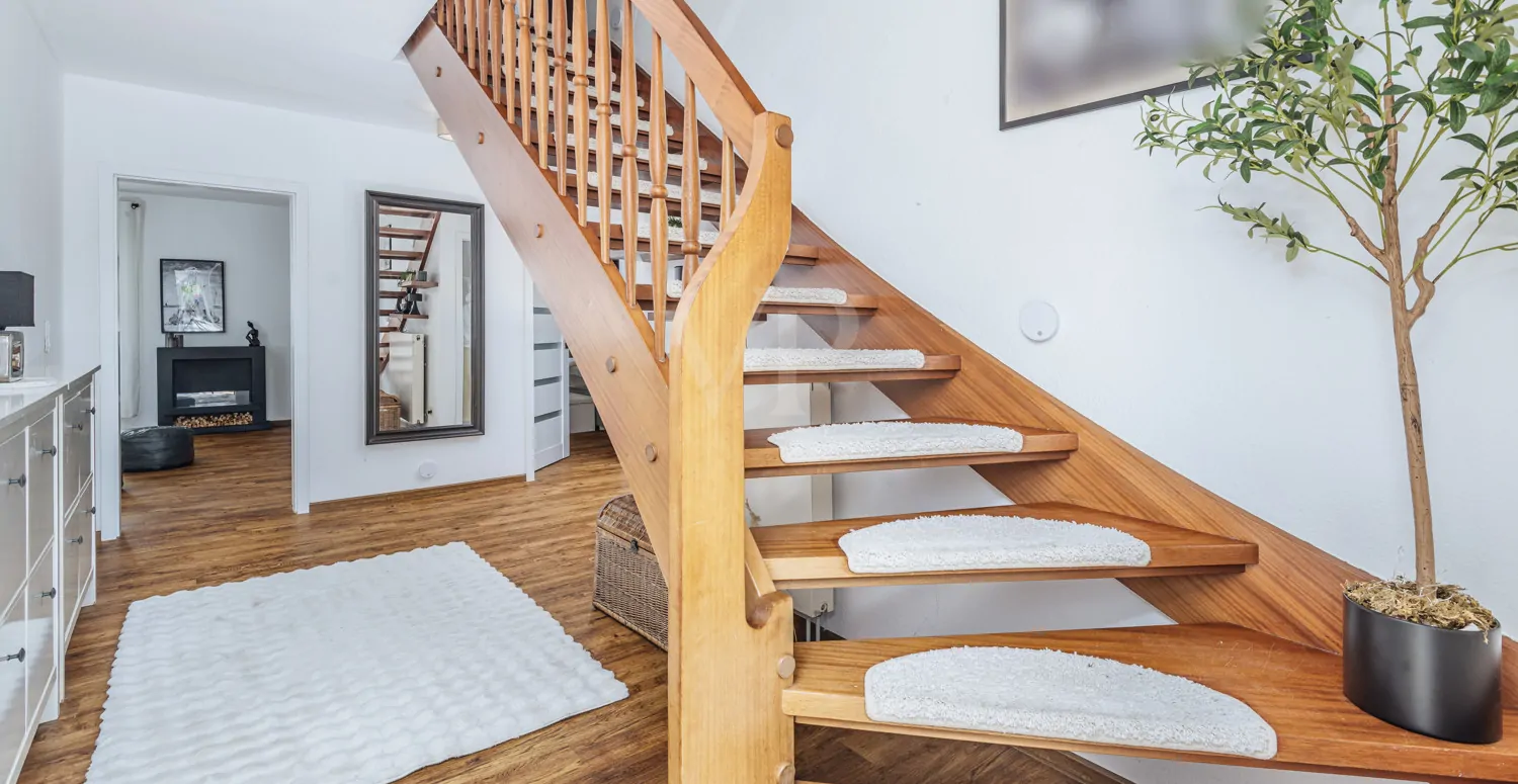 Flur mit Echtholztreppe