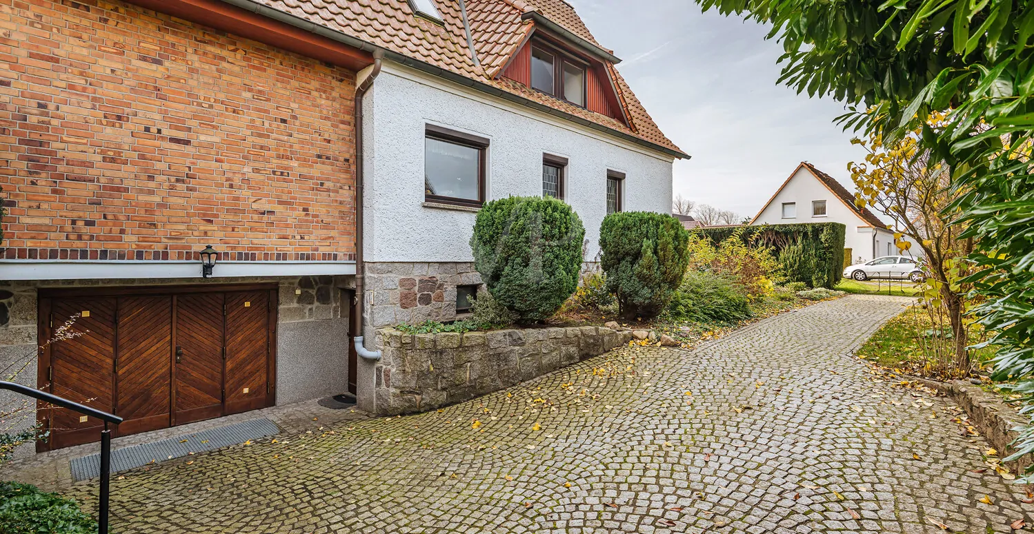 Zufahrt und Parkfläche