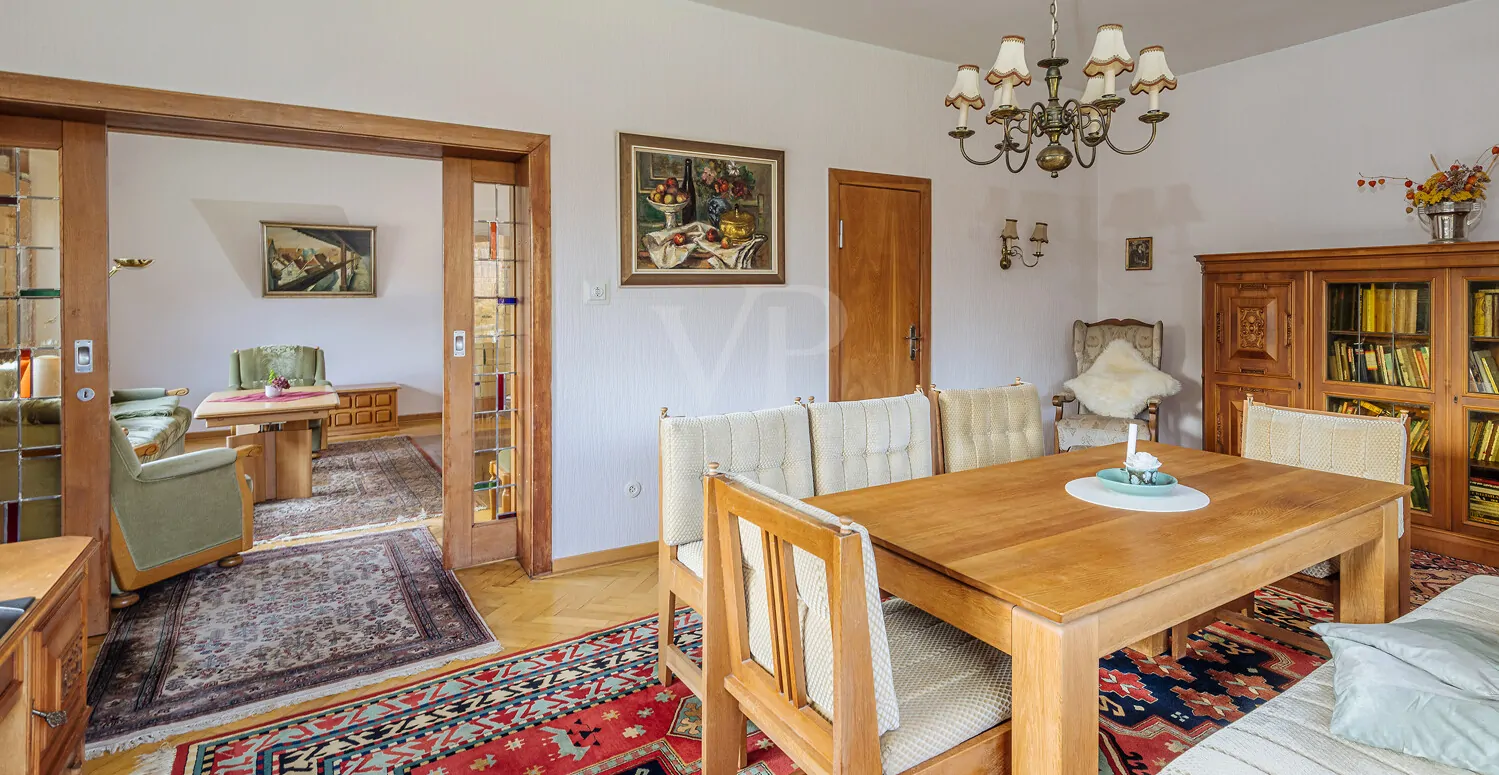 Esszimmer mit Blick ins Wohnzimmer