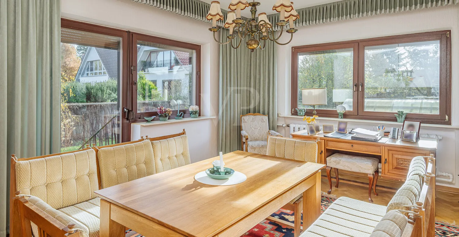 Esszimmer mit Blick in den Garten