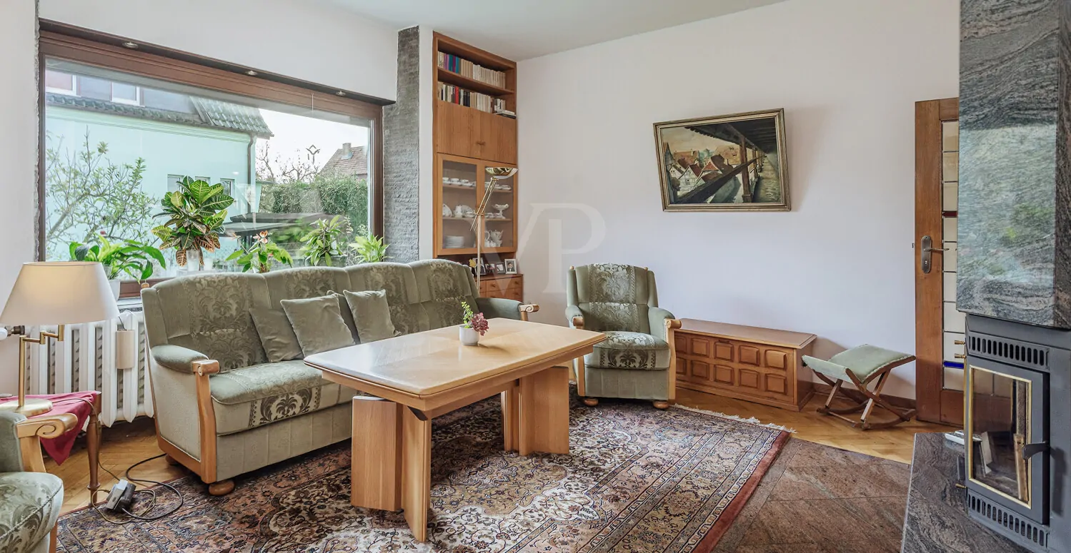 Wohnzimmer mit Panoramafenster und Kamin