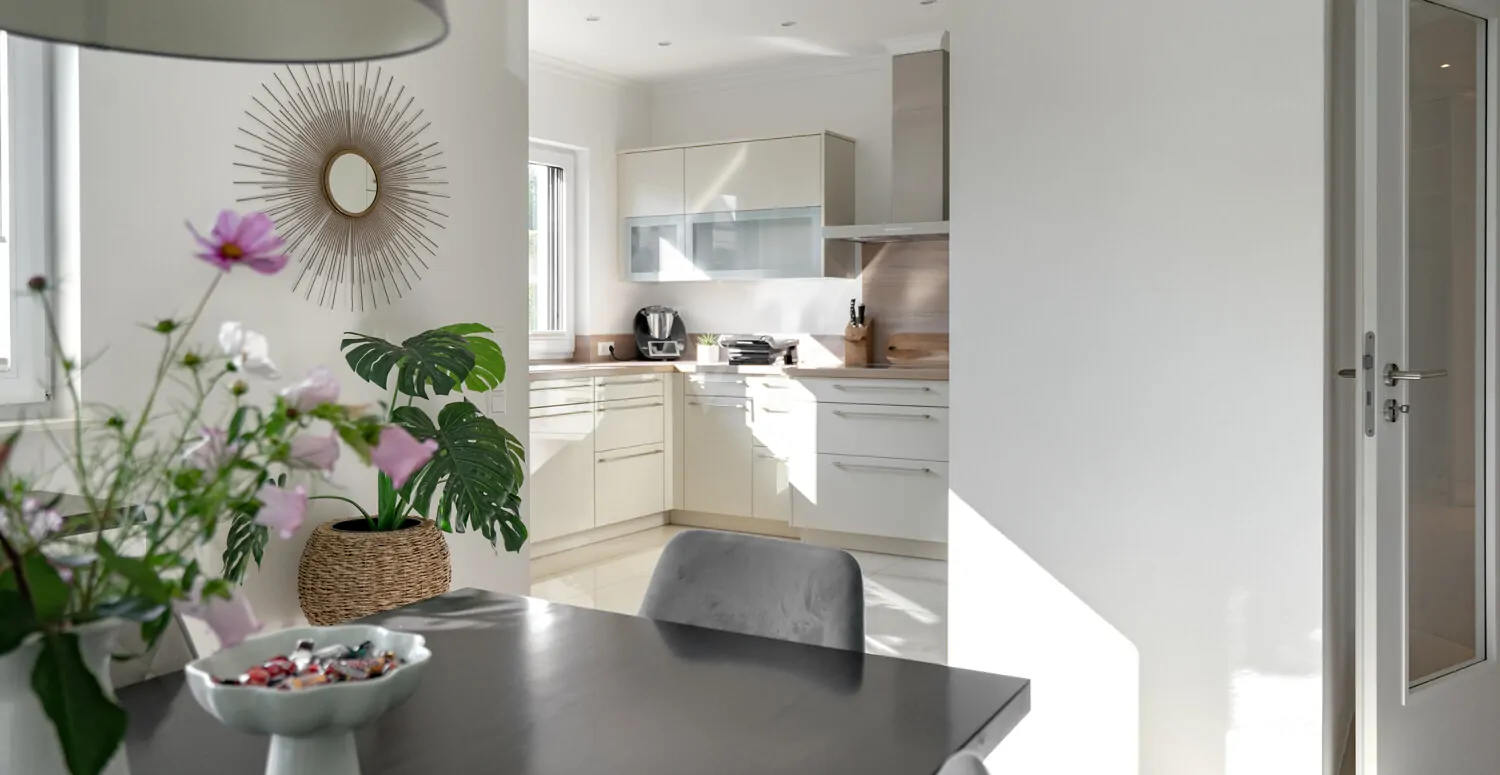 Blick in die Küche mit EBK