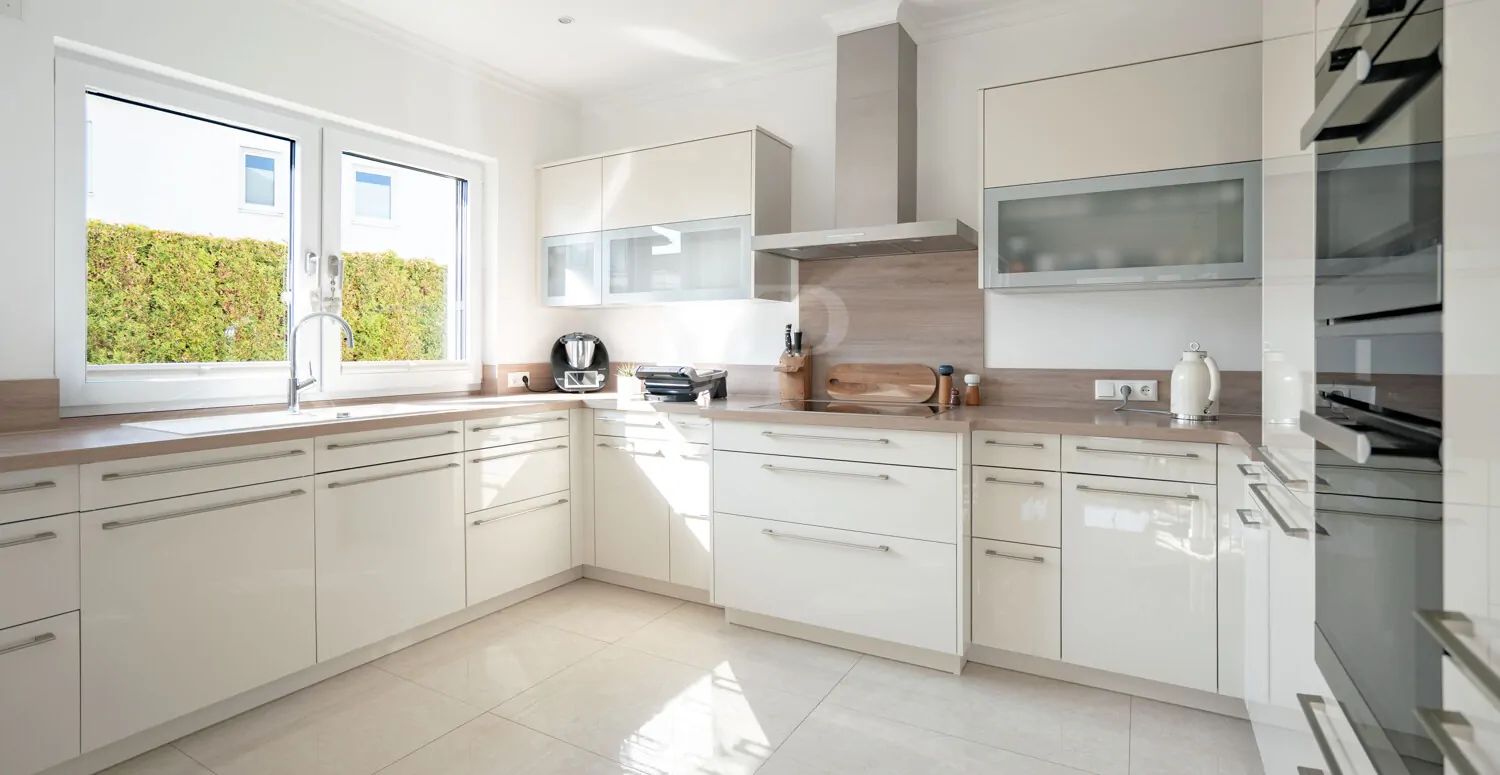 Küche mit hochwertiger Einbauküche