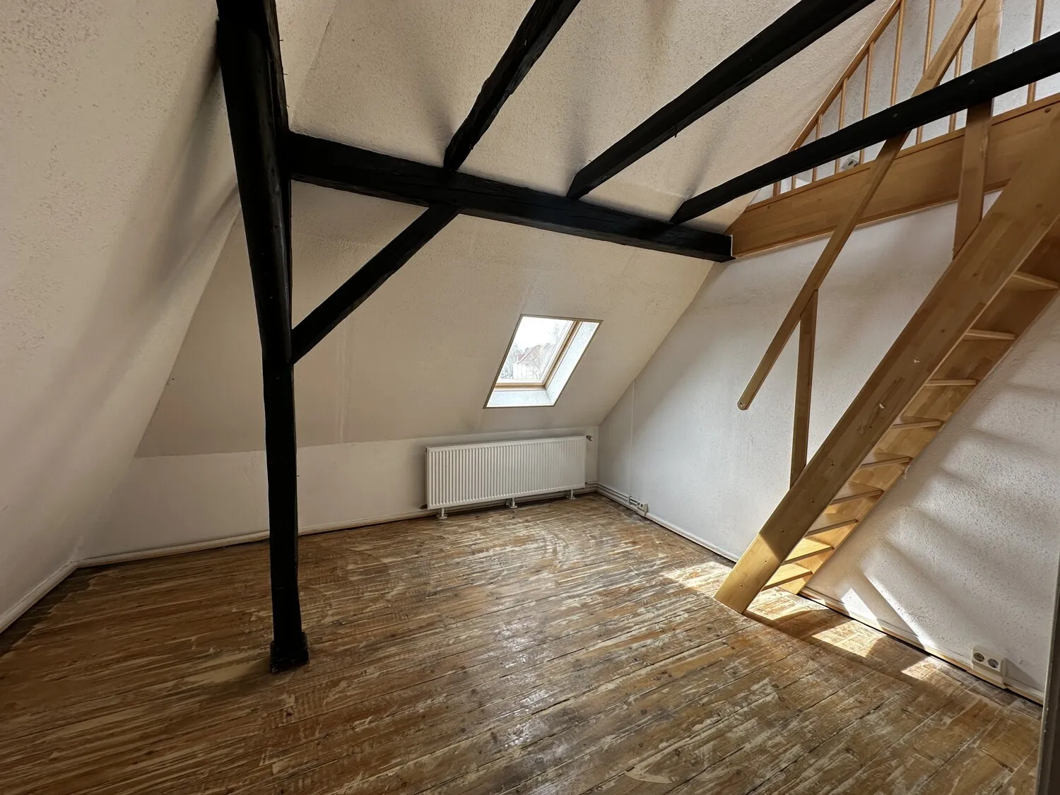 Zimmer mit Zugang zum ausgebauten Spitzboden