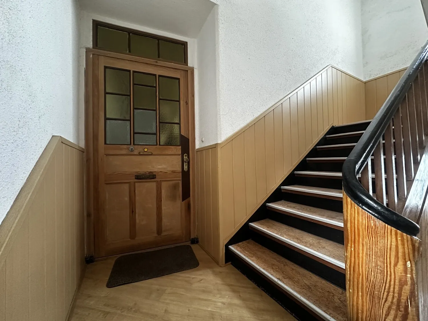 Hausflur mit Wohnungseingangstür