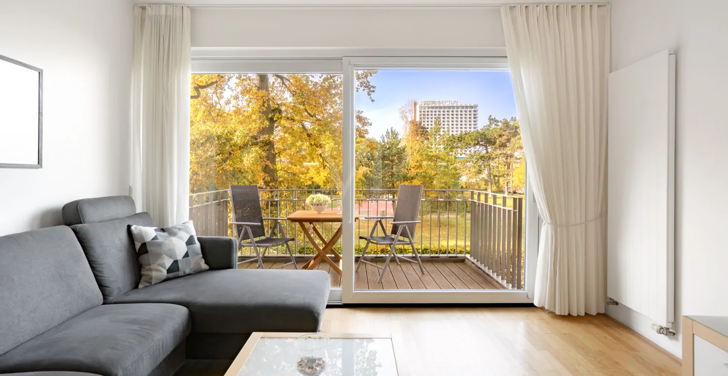 Wohn- und Essbereich mit Parkblick