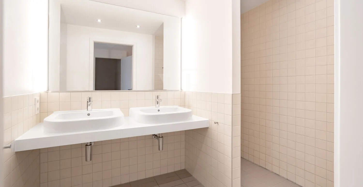 Duschbad mit Doppelwaschtisch