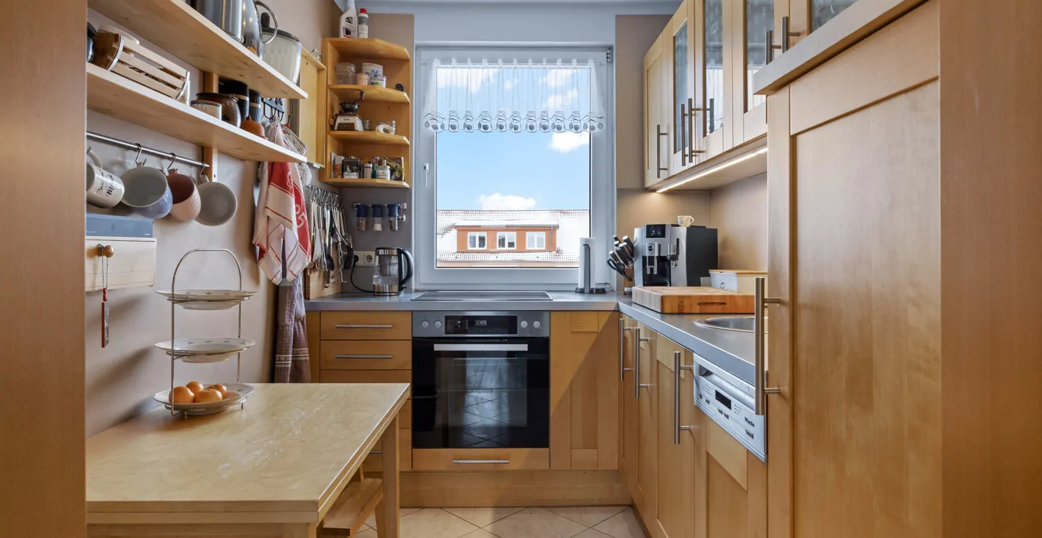 Küche mit Einbauküche